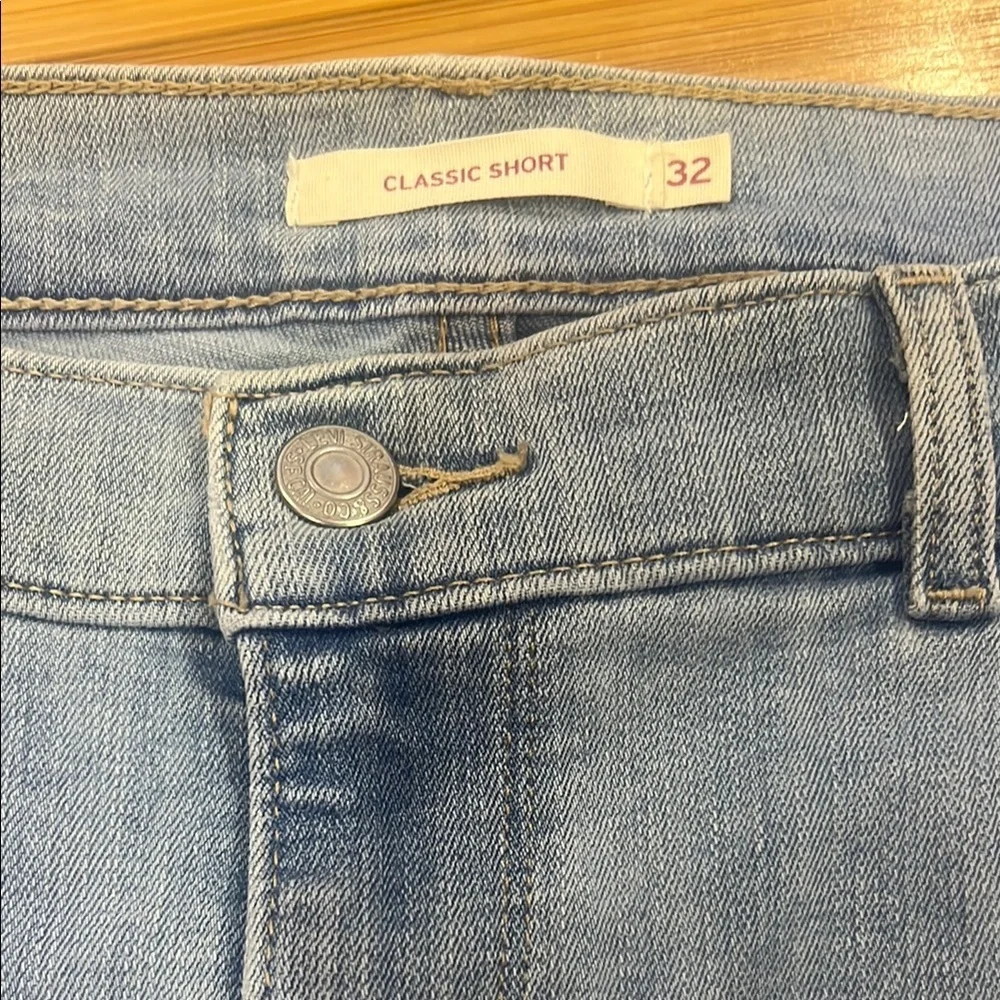 Levi’s Classic Short Floral Embroidered Denim Size 32 Great Condition - Picture 5 of 6